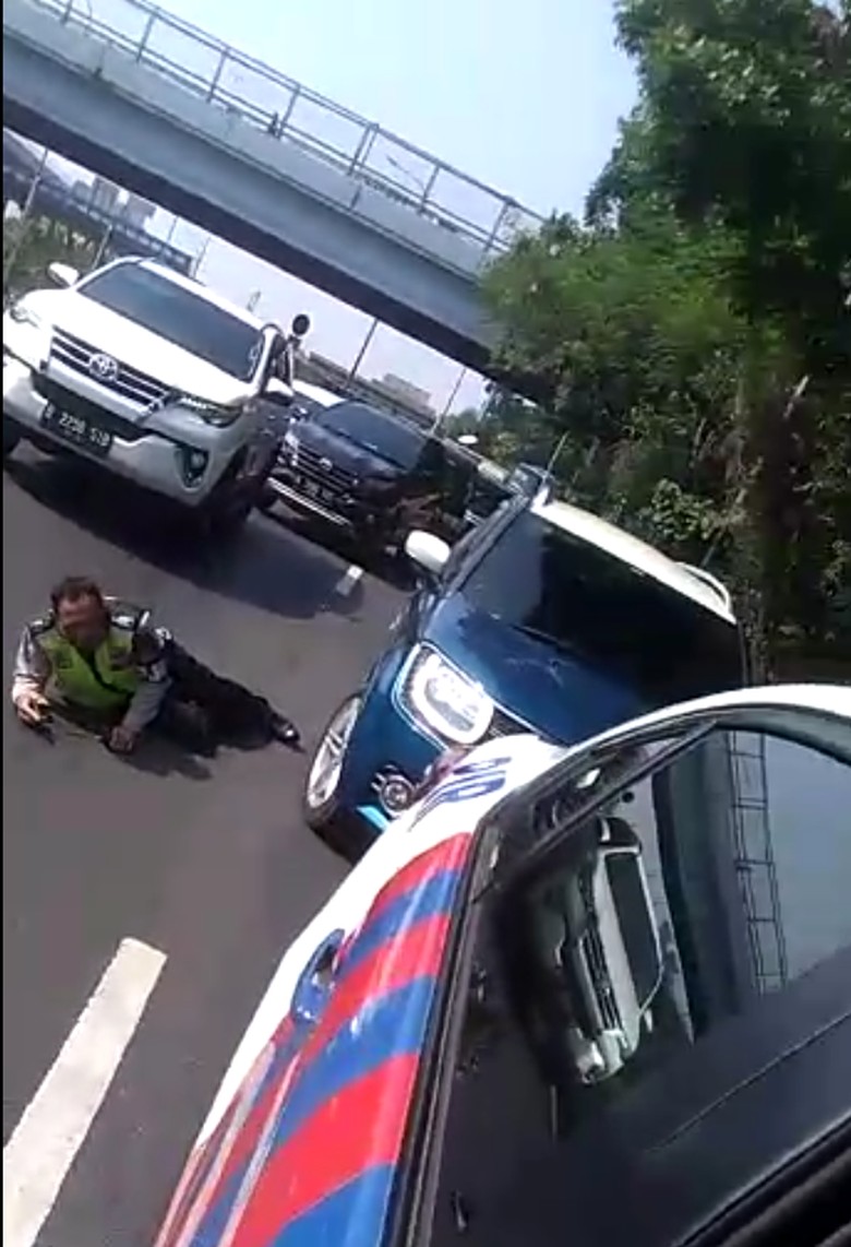 Wanita pengendara Ignis terobos konvoi Jokowi. Foto: Penerobos konvoi Jokowi Wanita pengendara Ignis terobos konvoi Jokowi. Foto: Penerobos konvoi Jokowi