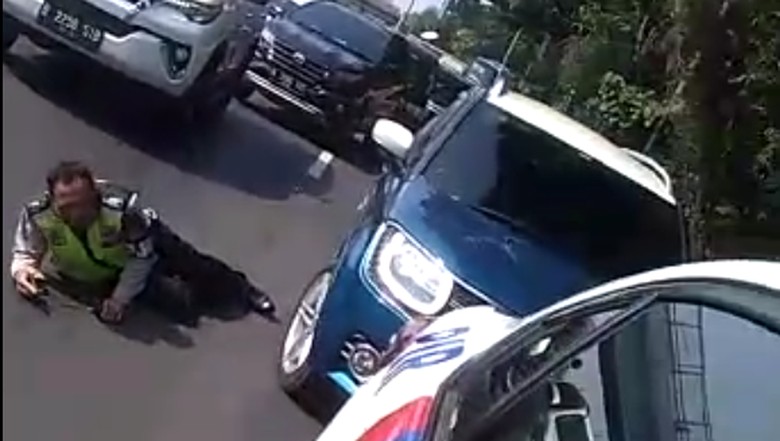 Detik-detik Perempuan Tabrak Polisi Usai Terobos Konvoi Jokowi Detik-detik Perempuan Tabrak Polisi Usai Terobos Konvoi Jokowi