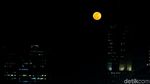 Cantiknya Bulan Purnama di Langit Jakarta Malam Ini