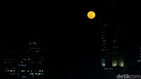 Bulan purnama malam ini juga terlihat tampak lebih besar.