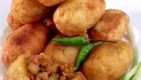 Agak mewah combro yang ini, isiannya bukan hanya oncom saja tapi juga ada daging ayamnya. Kreatif dan bisa membuat jajanan kaki lima naik kelas. Foto : instagram @anna_christanto