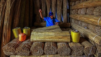 Bulrush oleh fotografer Turki, Ummu Kandilcioglu, jadi jawara di kategori keberlanjutan lingkungan. Memperlihatkan seorang pekerja membuat semacam tirai dari jerami. Foto: Environmental Photographer Of The Year