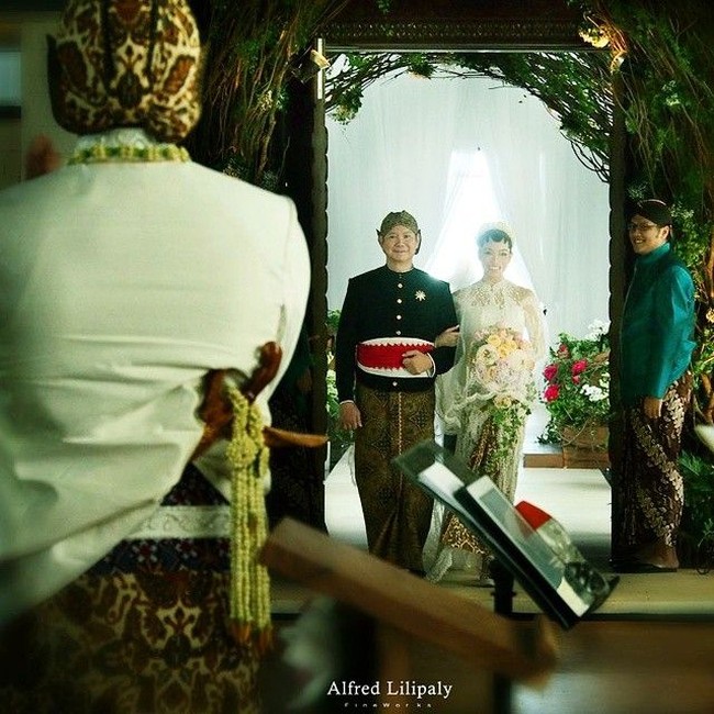 Sara dan pasangannya Harwendro Aditya Dewanto menikah di Bali pada 24 Agustus 2014. Pada hari pernikahannya, Sara tetap memilih karya desainer Tanah Air. Untuk kebaya pemberkatan, dia mengenakan rancangan salah satu desainer favoritnya, Biyan. Foto: Instagram @ rahayusaraswati