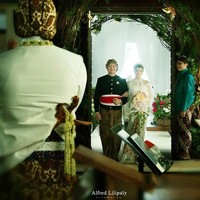 Sara dan pasangannya Harwendro Aditya Dewanto menikah di Bali pada 24 Agustus 2014. Pada hari pernikahannya, Sara tetap memilih karya desainer Tanah Air. Untuk kebaya pemberkatan, dia mengenakan rancangan salah satu desainer favoritnya, Biyan. Foto: Instagram @ rahayusaraswati