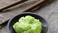 Wasabi pada umumnya memiliki warna hijau terang. Namun di restoran warnanya pucat, hijau pucat ini kemungkinan besar merupakan campuran dari lobak, mustard, dan pewarna makanan yang rasanya lebih keras daripada yang asli. Foto: iStock