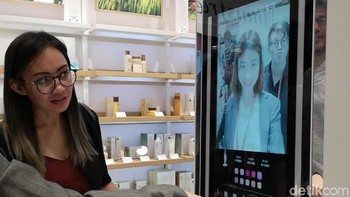 Begitu pun saat akan berbelanja make up. Jika seseorang ingin mencoba lipstik, dia mencobanya depan cermin ajaib. Pilih produk dan warnanya, lalu aplikasikan di wajah secara virtual. Foto: Rachmatunnisa/detikcom