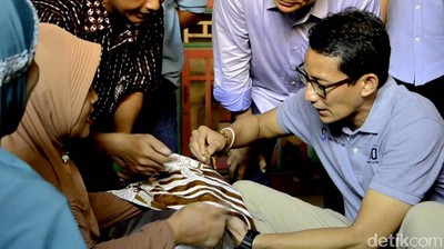 Curhat Sandi saat Belajar Membatik: Ternyata Sulit!