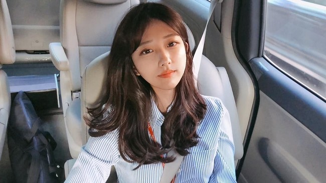 Setelah lulus, Moo Bin dipekerjakan oleh TV Chosun sebagai reporter karena prestasinya yang luar biasa selama menjalani tes atau ujian. Foto: Instagram