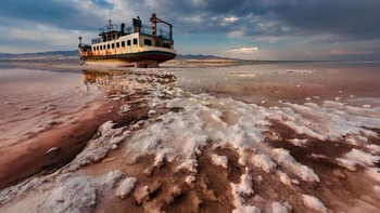 End Floating oleh Saeed Mohammadzade jadi pemenang utama. Foto menakjubkan ini memperlihatkan sebuah kapal di atas danau Urmia di Iran. Perubahan iklim membuat danau ini airnya kian menyusut. Danau itu juga makin rusak karena ulah manusia yang mengeksploitasinya habis-habisan. Foto: Environmental Photographer Of The Year
