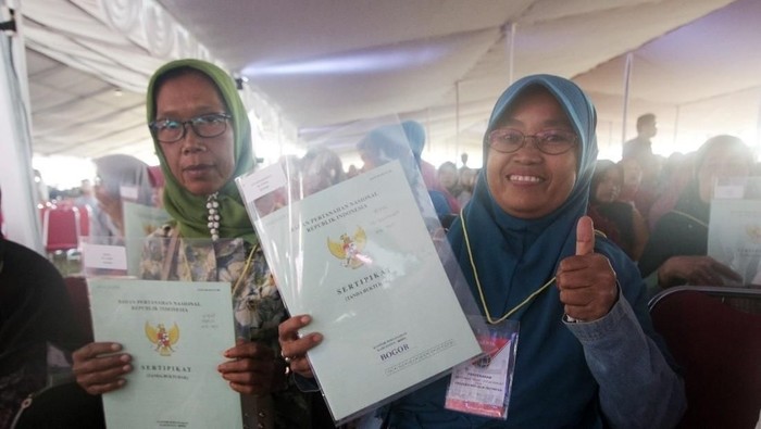 Kementerian Agraria dan Tata Ruang/Badan Pertanahan Nasional (ATR/BPN) menyerahkan sertifikat tanah untuk 7.000 masyarakat Kabupaten/Kota Bogor. Sertifikat tanah diserahkan Presiden Joko Widodo (Jokowi) ke 12 perwakilan warga.