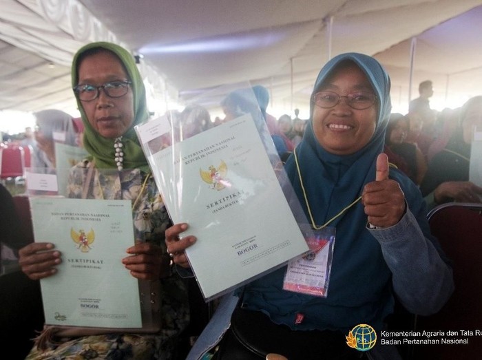Kementerian Agraria dan Tata Ruang/Badan Pertanahan Nasional (ATR/BPN) menyerahkan sertifikat tanah untuk 7.000 masyarakat Kabupaten/Kota Bogor. Sertifikat tanah diserahkan Presiden Joko Widodo (Jokowi) ke 12 perwakilan warga.