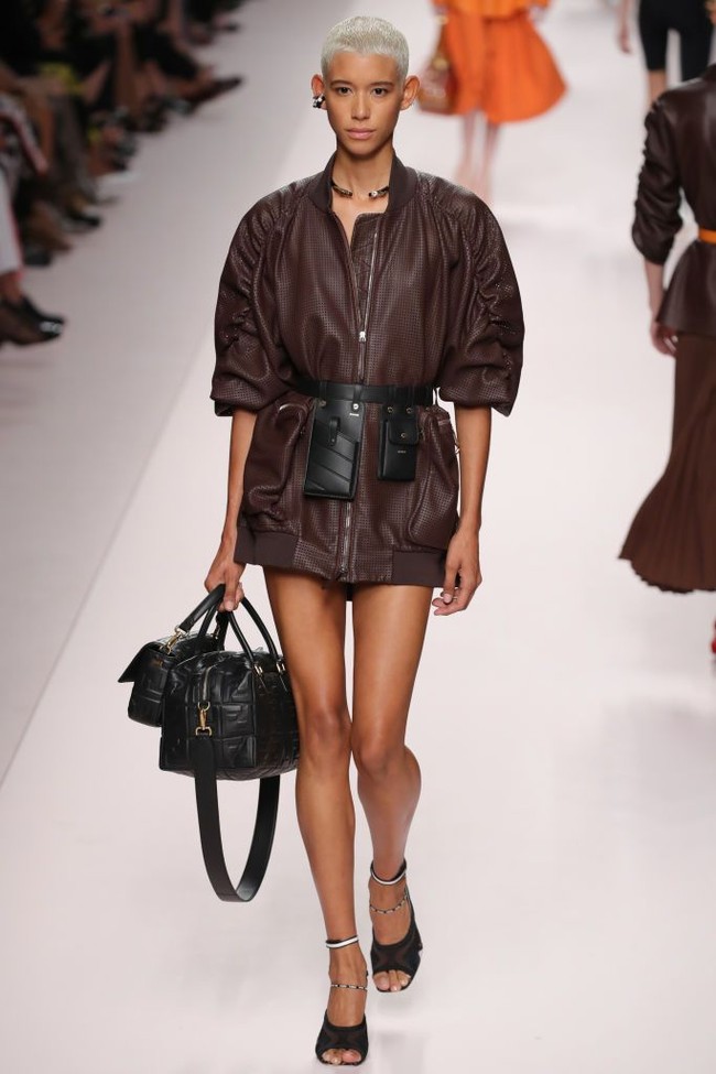 Akankah gaya pakai baju tanpa celana ini benar-benar jadi tren fashion 2019? Foto: Getty Images