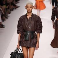 Akankah gaya pakai baju tanpa celana ini benar-benar jadi tren fashion 2019? Foto: Getty Images