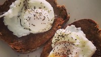 Kalau hanya punya roti panggang, oles mentega dan taruh poached egg di atasnya. Taburi denga n merica bubuk. Foto : Instagram @the_right_time_is_now