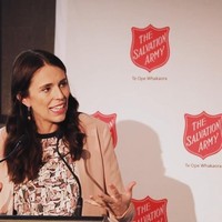 Namun seperti ibu kebanyakan tentu ia kerap menemukan kesulitan saat menyeimbangkan peran sebagai ibu dan wanita karier. Aku menunggu orang bilang aku terlihat lelah. Aku berjanji keadaanku tidak terlalu buruk. Aku hanya tidak pakai makeup jadi mungkin itu mengapa aku ada kantung di bawah mata lebih dari biasanya. Tapi kami baik-baik saja, ungkapnya dalam sebuah video Facebook Live. Foto: Reuters/Instagram