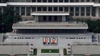 Salah satu potret Kim Jong-il bersama ayahnya Kim Il-sung. (Danish Siddiqui/Reuters)