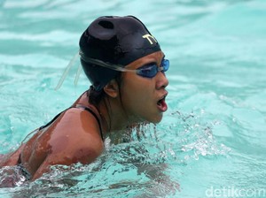 Karena Habitat Laura Dinda di Kolam Renang