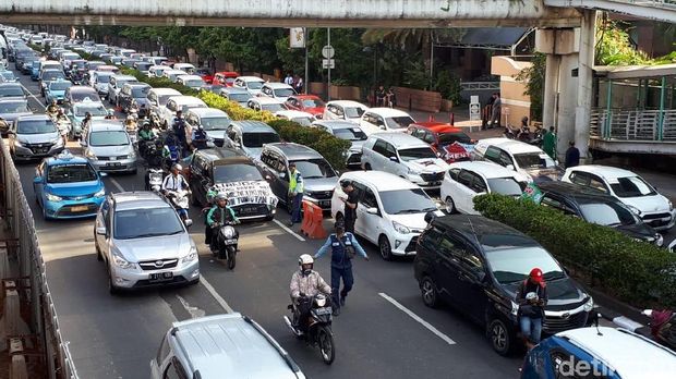 Mobil Pendemo Tutup Jalur Lambat, Jl Rasuna Said Macet Parah!