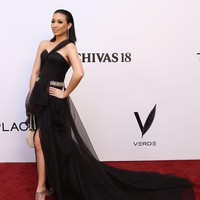 Seperti inilah penampilan glamour adik dari Aryo Djojohadikusumo itu. Menghadiri pesta ulang tahun sebuah majalah gaya hidup, Sara memilih memakai gaun one shoulder rancangan desainer lokal Andreas Odang. Foto: Instagram @ rahayusaraswati