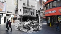 Dalam gambar terlihat foto kolase kota London dulu dan sekarang di kawasan Leicester Square yang disebabkan oleh serangan udara Jerman pada 10 Mei 1941. Bert Hardy/Picture Post/Getty Images.