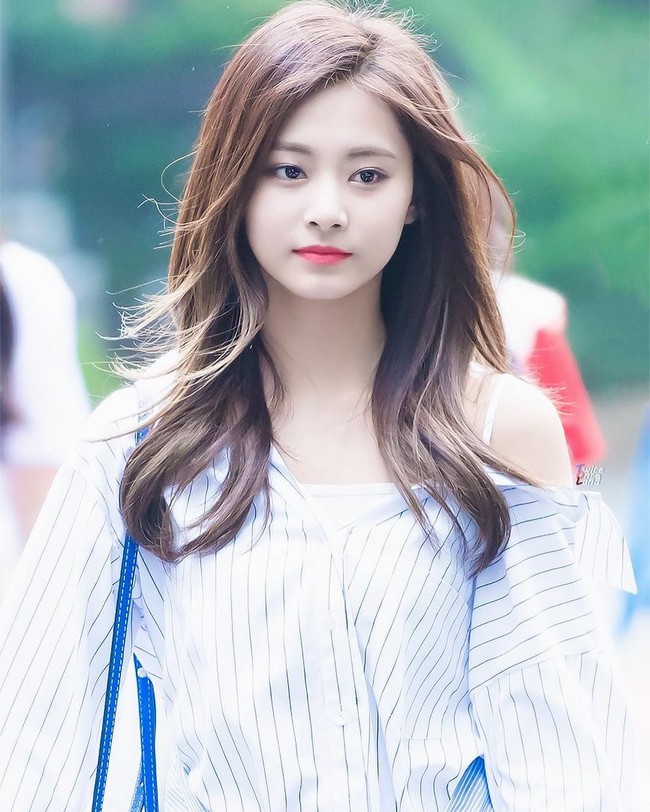 Penyanyi asal Taiwan Tzuyu menempati nomor empat. Tzuyu merupakan anggota salah satu girlband Kpop terpopuler saat ini, Twice. Tahun ini merupakan kali pertama TC Candler mengadakan pemilihan wanita tercantik di kawasan Asia Pasifik. Foto: Instagram@queentzuyu