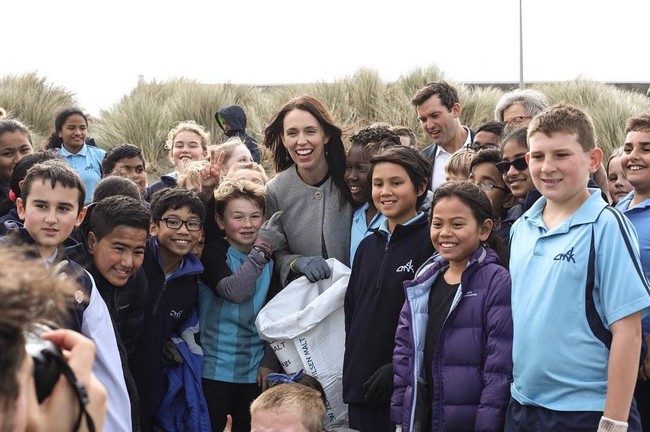 Jacinda Ardern mencetak sejarah sebagai pemimpin yang membawa bayinya ke pertemuan PBB. Ia pun menjadi wanita kedua yang melahirkan anak selagi menjabat sebagai pemimpin negara. Sebelumnya Perdana Menteri Pakistan Benzir Bhutto menjadi yang pertama di tahun 1990. Foto: Reuters/Instagram