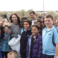 Jacinda Ardern mencetak sejarah sebagai pemimpin yang membawa bayinya ke pertemuan PBB. Ia pun menjadi wanita kedua yang melahirkan anak selagi menjabat sebagai pemimpin negara. Sebelumnya Perdana Menteri Pakistan Benzir Bhutto menjadi yang pertama di tahun 1990. Foto: Reuters/Instagram