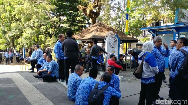 Duh, PNS Asik Ngopi dan Ngerokok Saat Upacara HUT Bandung ke-208