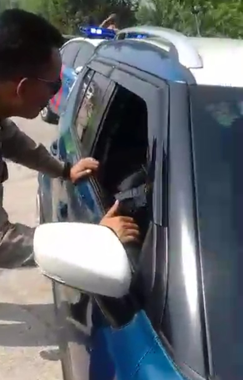 Tentang Obat Penenang di Balik Perempuan Terobos Jokowi Tentang Obat Penenang di Balik Perempuan Terobos Jokowi