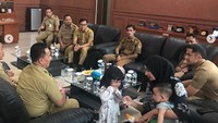 Namun ia menjelaskan bahwa hari itu memang agendanya bukan rapat melainkan perkenalan antar keluarga dan para pegawai. Dok. Instagram/hengkykurniawan