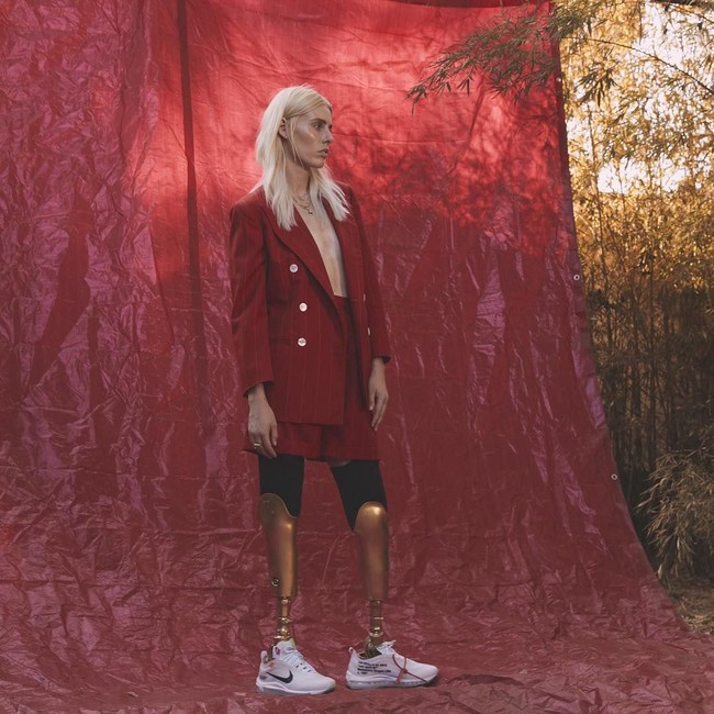 Begini gaya Lauren Wasser saat beraksi di sebuah pemotretan. Dengan tubuh yang ditopang dua kaki palsu berwarna emas, perempuan 30 tahun itu berpose dalam balutan blazer merah tanpa dalaman dan celana pendek formal berwarna sama dari Calvin Klein. Sepatu Nike x Off White menjadi andalannya. (Foto: Instagram/@theimpossiblemuse)