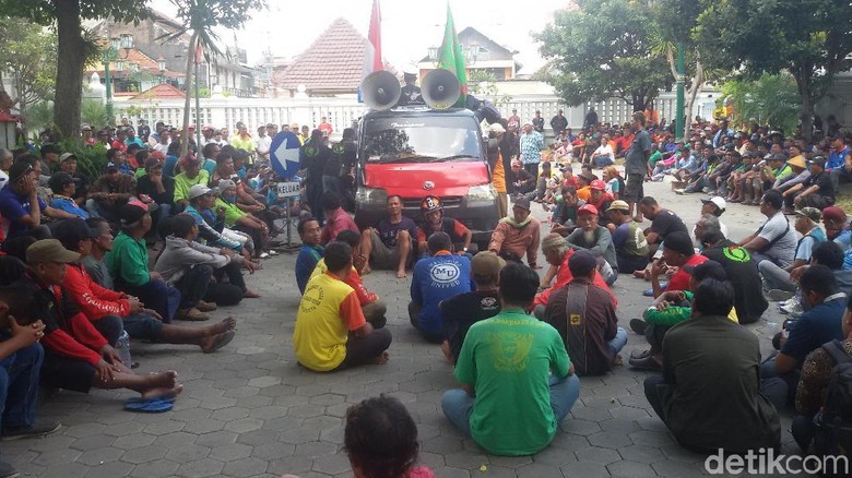 Pengemudi Bentor Demo Minta Izin dan Tempat Mangkal di Malioboro Pengemudi Bentor Demo Minta Izin dan Tempat Mangkal di Malioboro