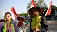 Demo tersebut digelar untuk meminta kepada Presiden Joko Widodo untuk menghentikan pengoperasian pabrik semen di tempat tinggal mereka, di Rembang, Jawa Tengah.