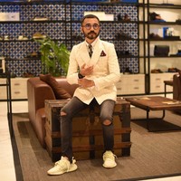 Ada cerita menarik di balik nama Wak Doyok yang memang bukan nama asli pria Malaysia tersebut. Wak Doyok mengatakan asal nama tersebut berasal dari teman-teman sekelasnya di sekolah dasar. Saat itu, ada dua orang di kelas yang memiliki nama sama dengannya. “Jadi agar memudahkan, dia memanggilku Wak. Dan teman-teman lain mulai memanggilku Doyok karena aku mirip dengan karakter Doyok, pelawak populer di Indonesia, Doyok. Dari sanalah namaku berasal,” kisahnya. Foto: Instagram