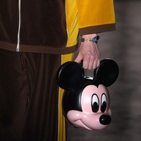 Di jajaran aksesori, muncul tas berbentuk kepala Mickey Mouse. Entah disengaja atau tidak, tas unik tersebut hadir menjelang ulang tahun ke-90 Mickey Mouse pada November mendatang. (Foto: Dominique Charriau/Getty Images for Gucci)