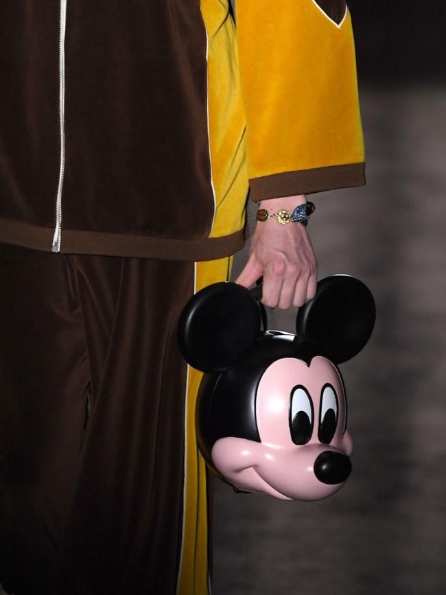 Di jajaran aksesori, muncul tas berbentuk kepala Mickey Mouse. Entah disengaja atau tidak, tas unik tersebut hadir menjelang ulang tahun ke-90 Mickey Mouse pada November mendatang. (Foto: Dominique Charriau/Getty Images for Gucci)