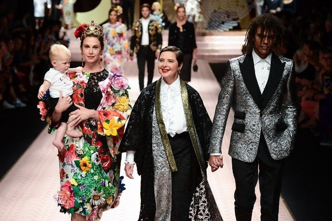 Aktris asal Italia juga mencuri perhatian di show Dolce & Gabbana. Adalah Isabella Rosellini, yang membawa serta putra, putri serta cucunya yang masih balita. Foto: Miguel MEDINA / AFP
