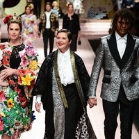 Aktris asal Italia juga mencuri perhatian di show Dolce & Gabbana. Adalah Isabella Rosellini, yang membawa serta putra, putri serta cucunya yang masih balita. Foto: Miguel MEDINA / AFP