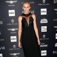 Lauren Wasser eksis di karpet merah sebuah pesta yang digelar dalam rangkaian New York Fashion Week Spring 2019 baru-baru ini. Tubuhnya dibalut dress panjang yang jatuh di bawah lutut. Sementara sepasang boots membungkus kaki emasnya. (Foto: Getty Images)