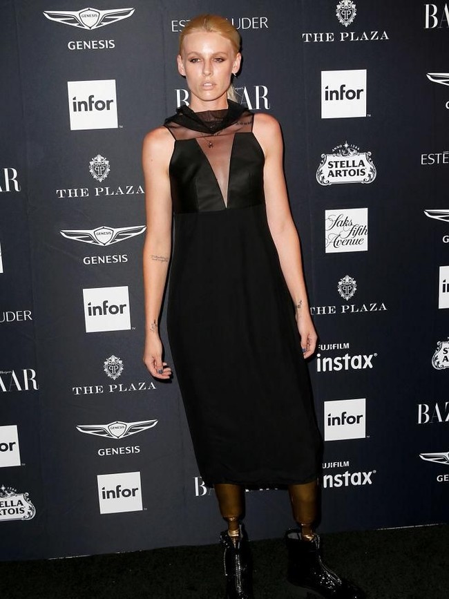 Lauren Wasser eksis di karpet merah sebuah pesta yang digelar dalam rangkaian New York Fashion Week Spring 2019 baru-baru ini. Tubuhnya dibalut dress panjang yang jatuh di bawah lutut. Sementara sepasang boots membungkus kaki emasnya. (Foto: Getty Images)