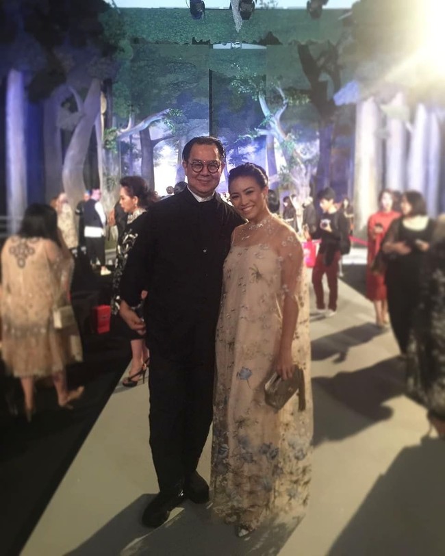 Sebagai pecinta produk lokal, Saraswati Djojohadikusumo tentu saja menyukai karya-karya desainer Biyan. Saat menghadiri fashion show Biyan, Sara pun tampil cantik dan elegan dengan dress rancangan sang desainer. Foto: Instagram @ rahayusaraswati