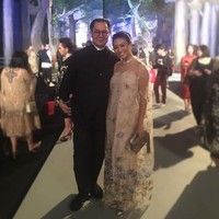 Sebagai pecinta produk lokal, Saraswati Djojohadikusumo tentu saja menyukai karya-karya desainer Biyan. Saat menghadiri fashion show Biyan, Sara pun tampil cantik dan elegan dengan dress rancangan sang desainer. Foto: Instagram @ rahayusaraswati