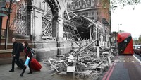 Penampakan kerusakan di dekat Stasiun St Pancras di London pasca serangan udara Jerman di Perang Dunia II pada 19 September 1940.  Central Press/Getty Images.
