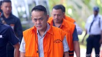 Dia menjalani pemeriksaan dengan mengenakan rompi tahanan KPK.