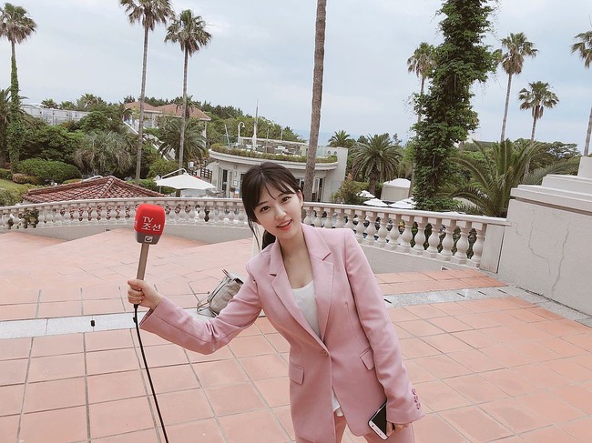 Kenalan dengan Song Moo Bin, reporter asal negeri Ginseng yang memesona lewat paras cantiknya. Foto: Instagram
