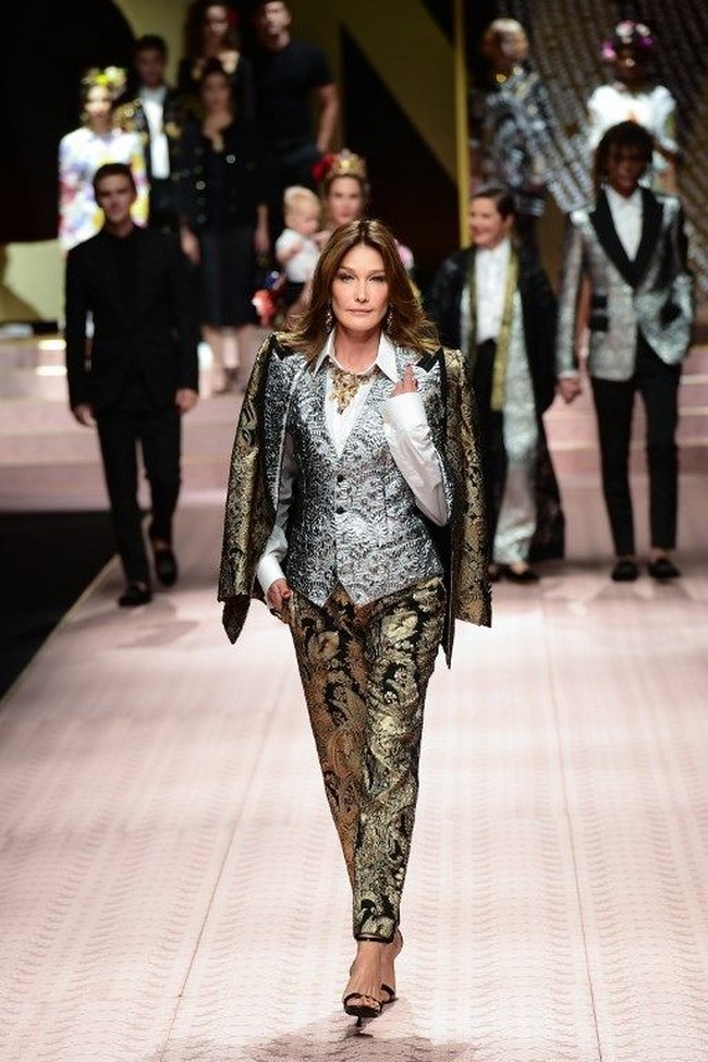 Dolce & Gabbana memberikan kejutan di fashion show-nya dengan mengajak serta mantan ibu negara Prancis Carla Bruni Sarkozy. Foto: Miguel MEDINA / AFP