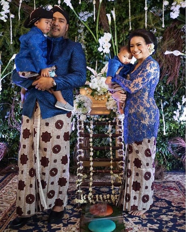 Selain batik dan wastra nusantara lainnya, Sara juga menyukai kebaya ketika harus tampil formal untuk pesta. Pada foto ini, Sara memakai kebaya rancangan Vera Kebaya untuk acara tedhak siten anak keduanya. Foto: Instagram @ rahayusaraswati