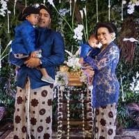Selain batik dan wastra nusantara lainnya, Sara juga menyukai kebaya ketika harus tampil formal untuk pesta. Pada foto ini, Sara memakai kebaya rancangan Vera Kebaya untuk acara tedhak siten anak keduanya. Foto: Instagram @ rahayusaraswati