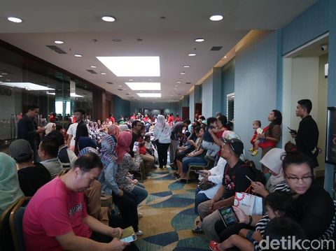 Ratusan orang antre untuk masuk ke area diskon mainan di Senayan City.