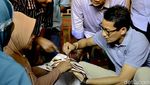 Curhat Sandi saat Belajar Membatik: Ternyata Sulit!